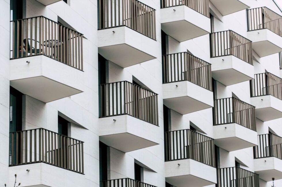 kwiaty na wietrzny i słoneczny balkon